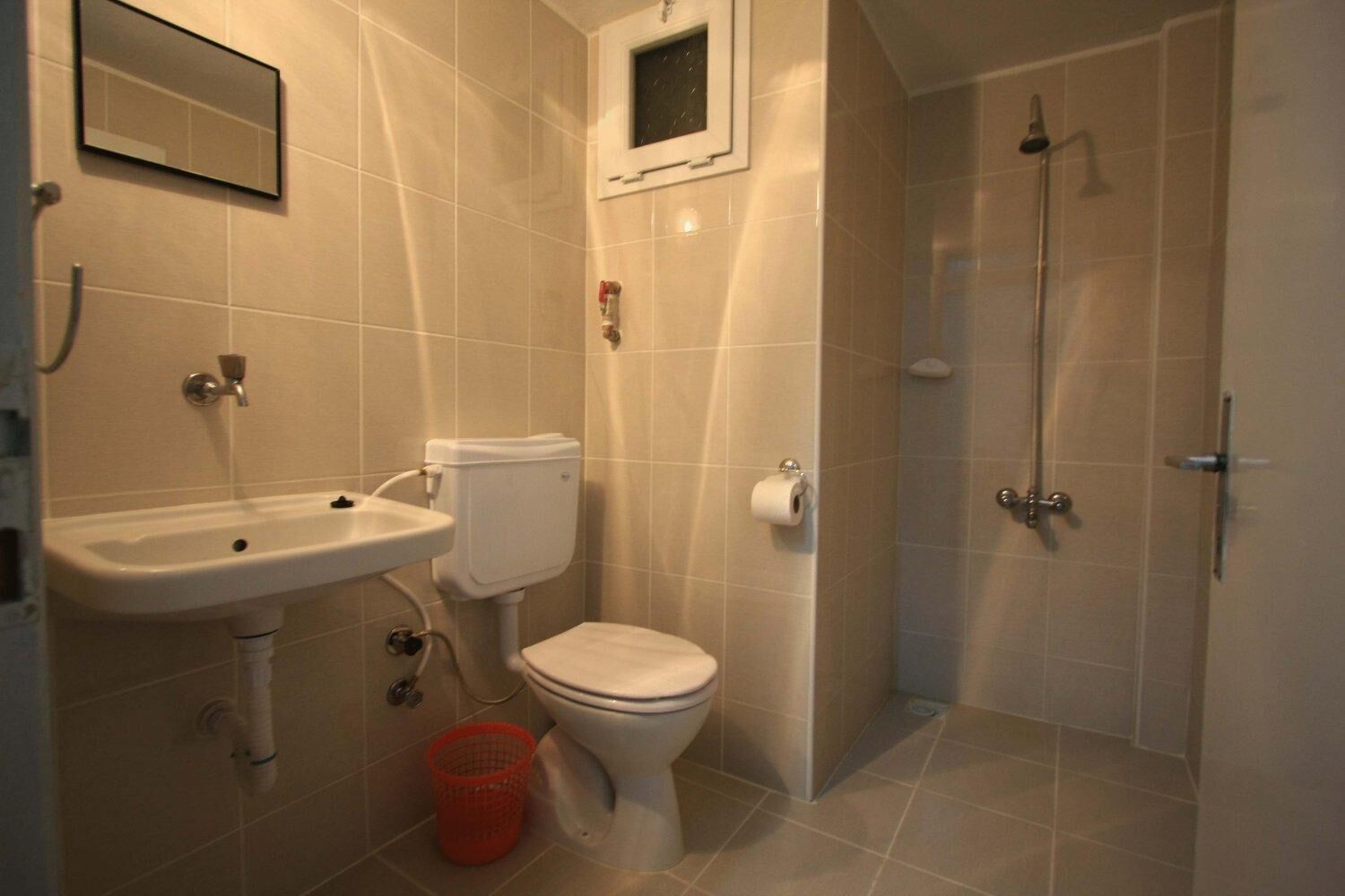 Un baño con lavabo, inodoro y ducha.