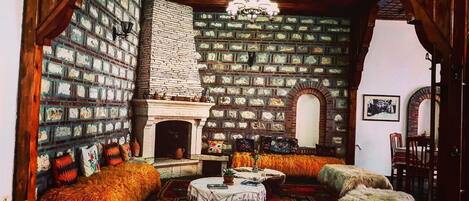 Breakfast, lunch, dinner served; alfresco dining