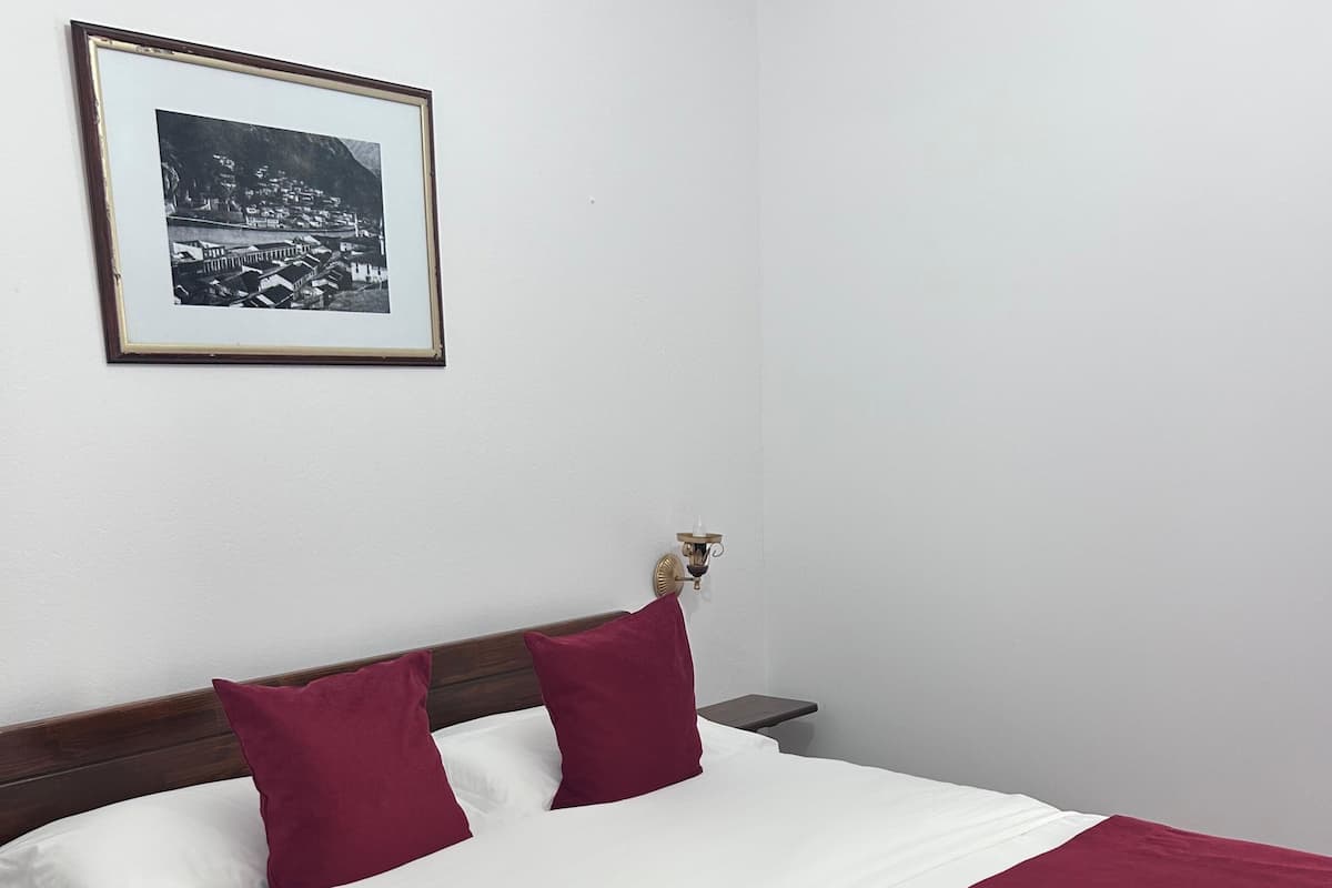 ألحفة محشوة بالريش وميني بار وبديكورات فريدة لكل غرفة ومكتب