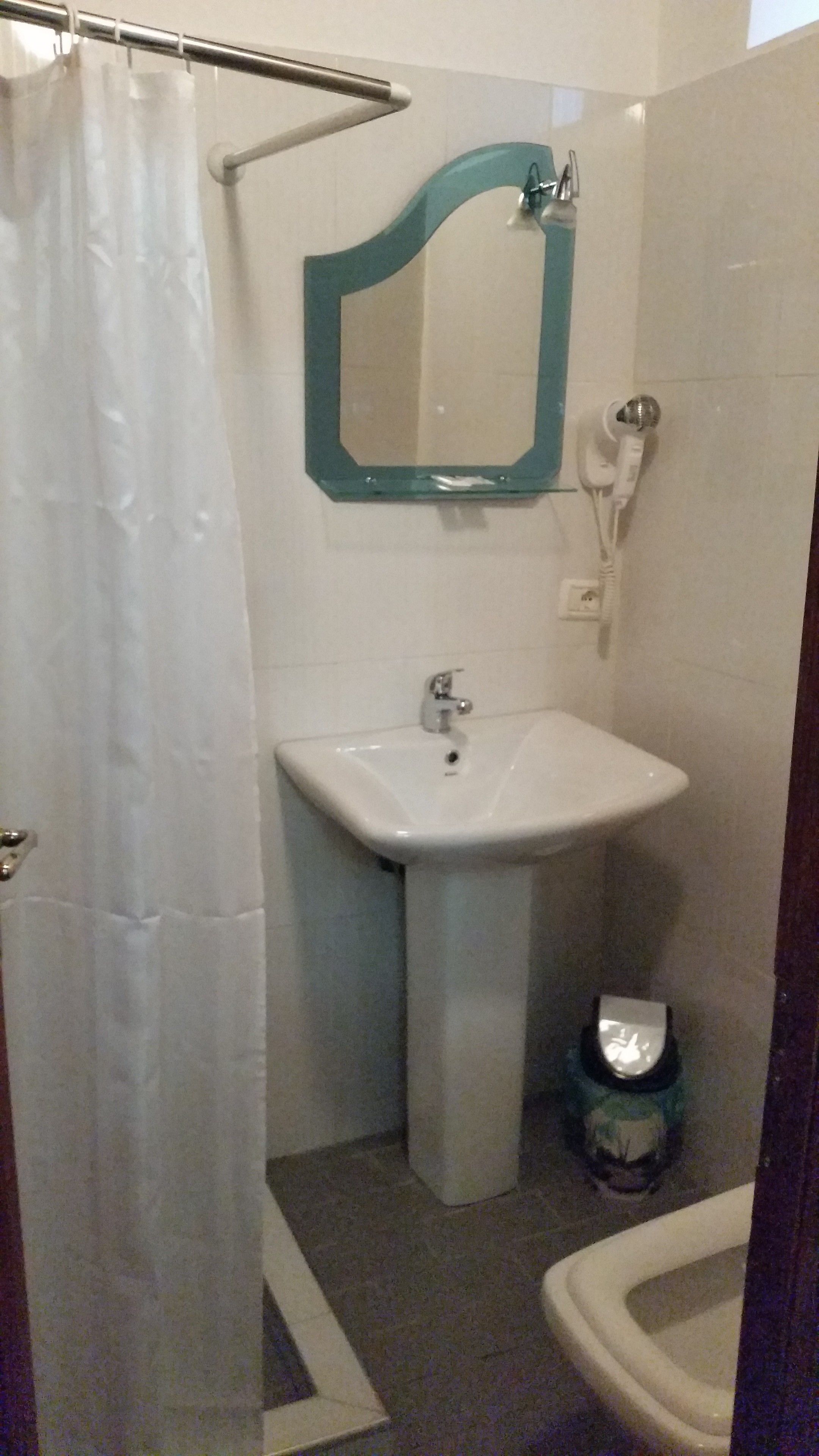 standard single room | bathroom | separate bathtub and shower, free toiletries, hair dryer, slippers