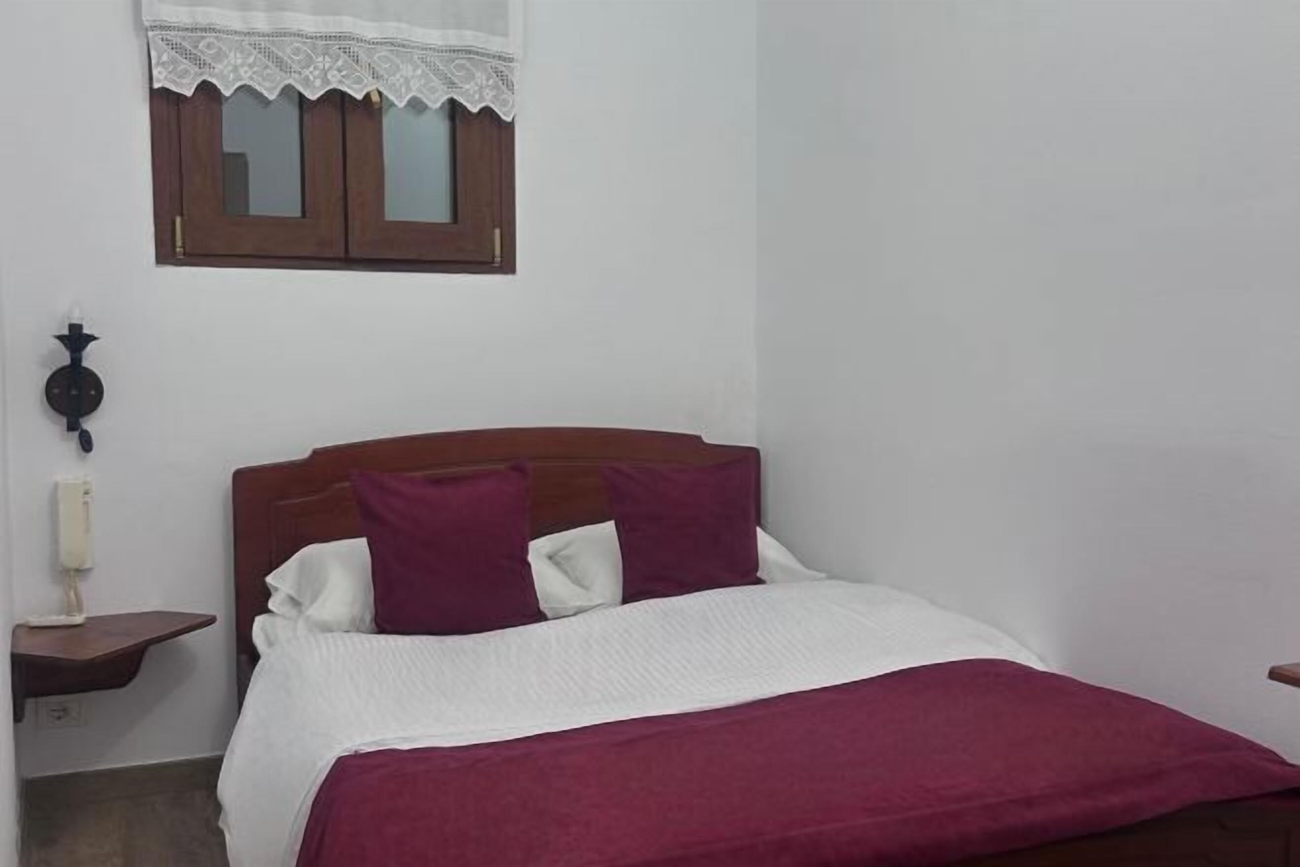 Duntäcken, minibar, individuell inredning och skrivbord