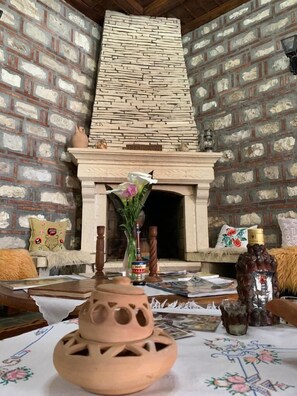 TV, computer, printers - Hotel Berati (Berat)