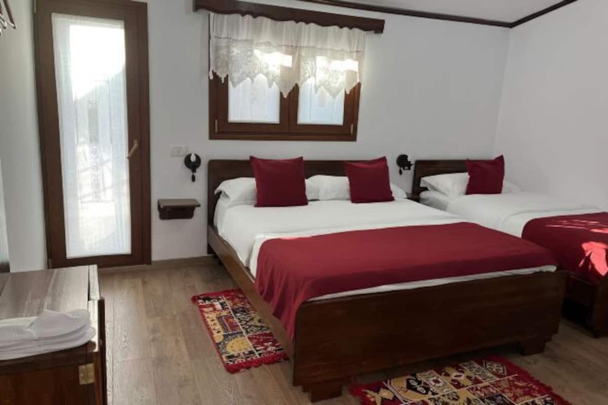 Down comforters, minibar, individually decorated, desk