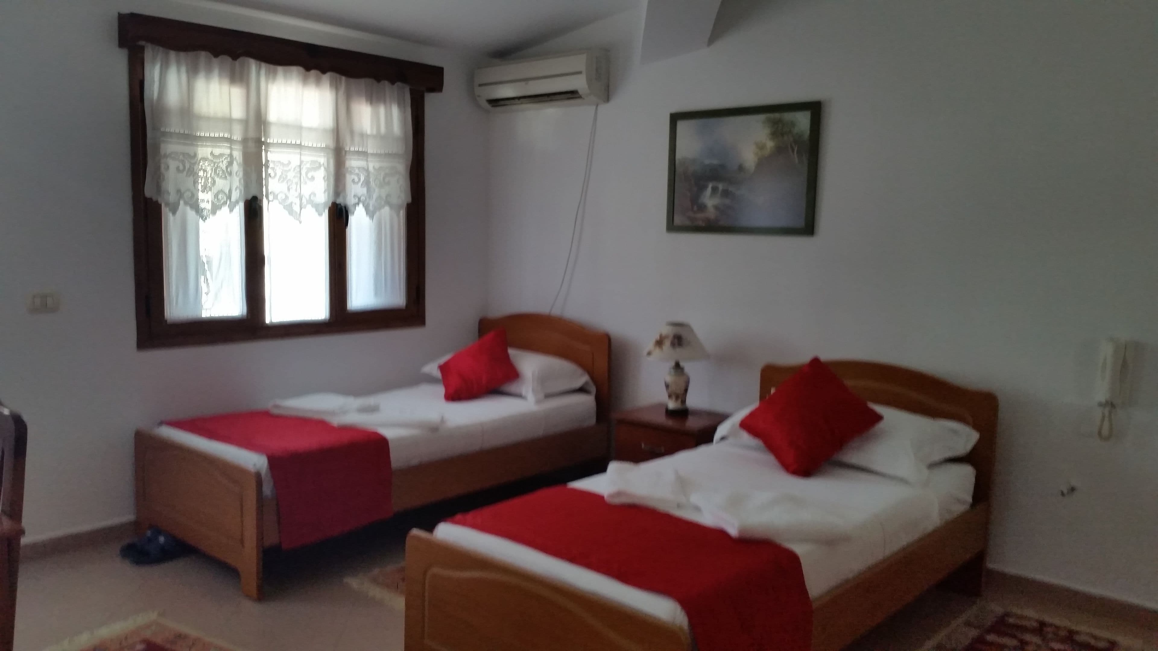 standard single room | down duvets, minibar, individually decorated, desk