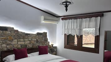 Doppia Deluxe | Copriletto in piuma, minibar, con stile personalizzato, una scrivania