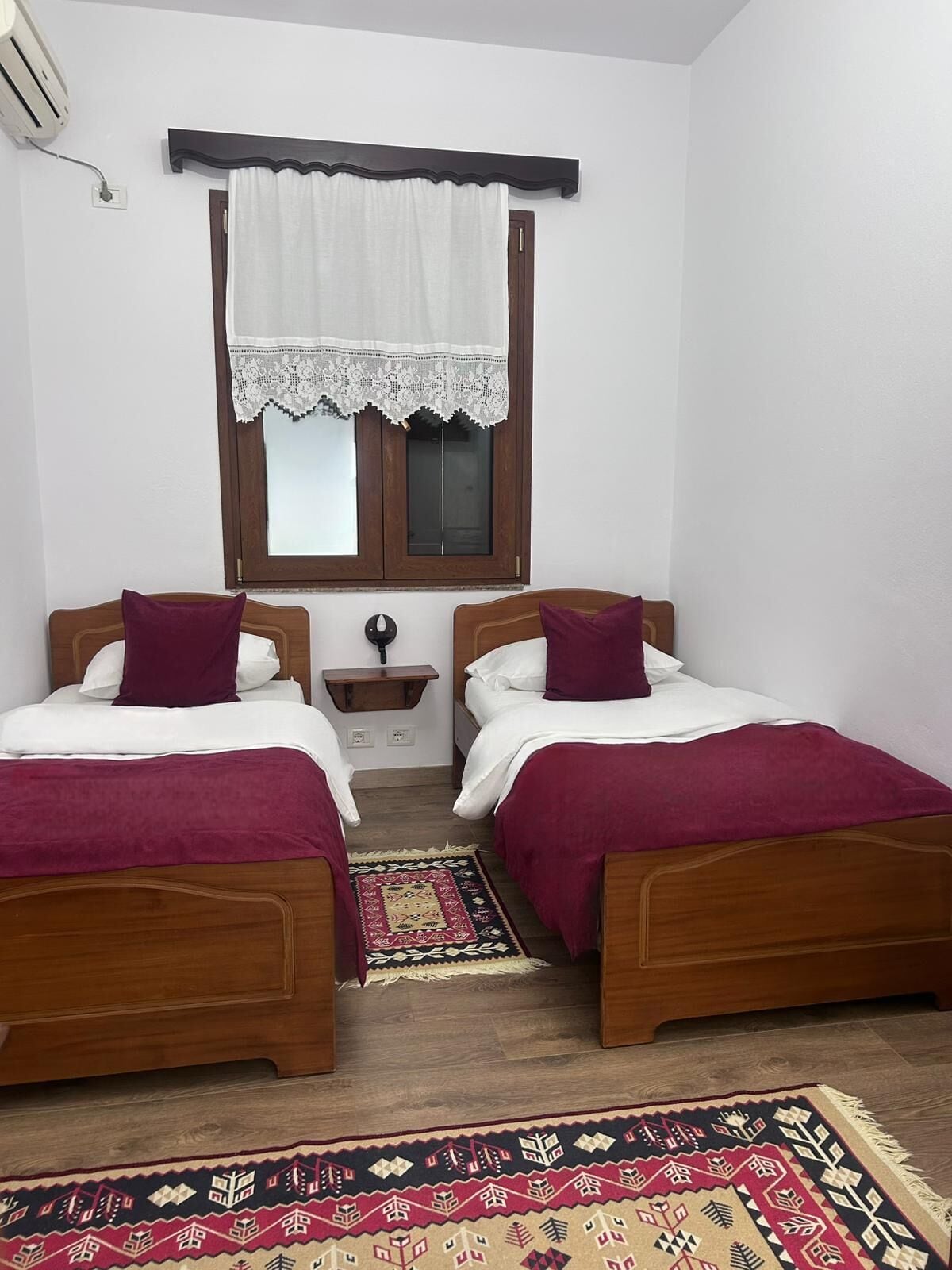 Habitación estándar con 2 camas individuales | Edredón, minibar, decoración personalizada y escritorio 