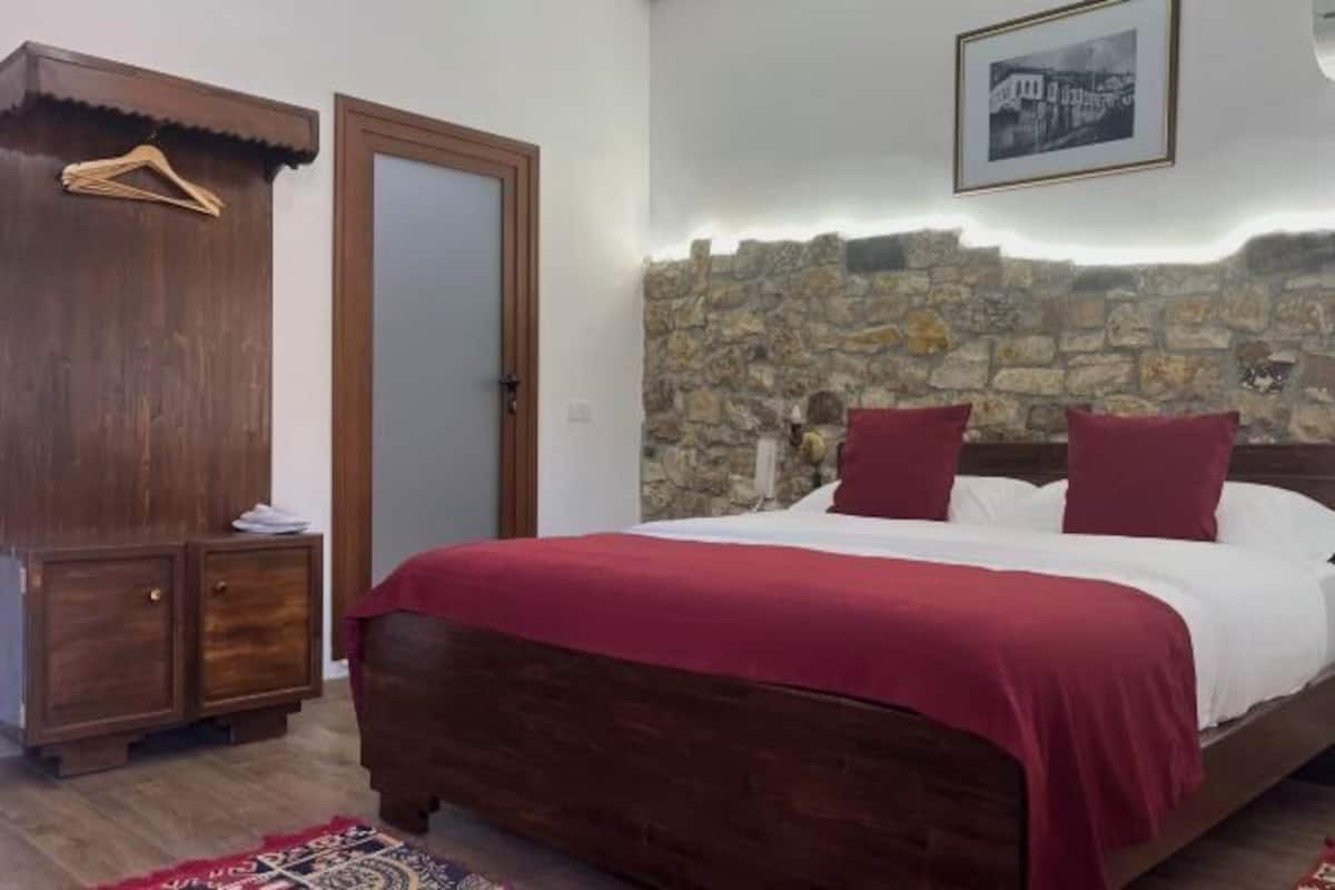 Down comforters, minibar, individually decorated, desk