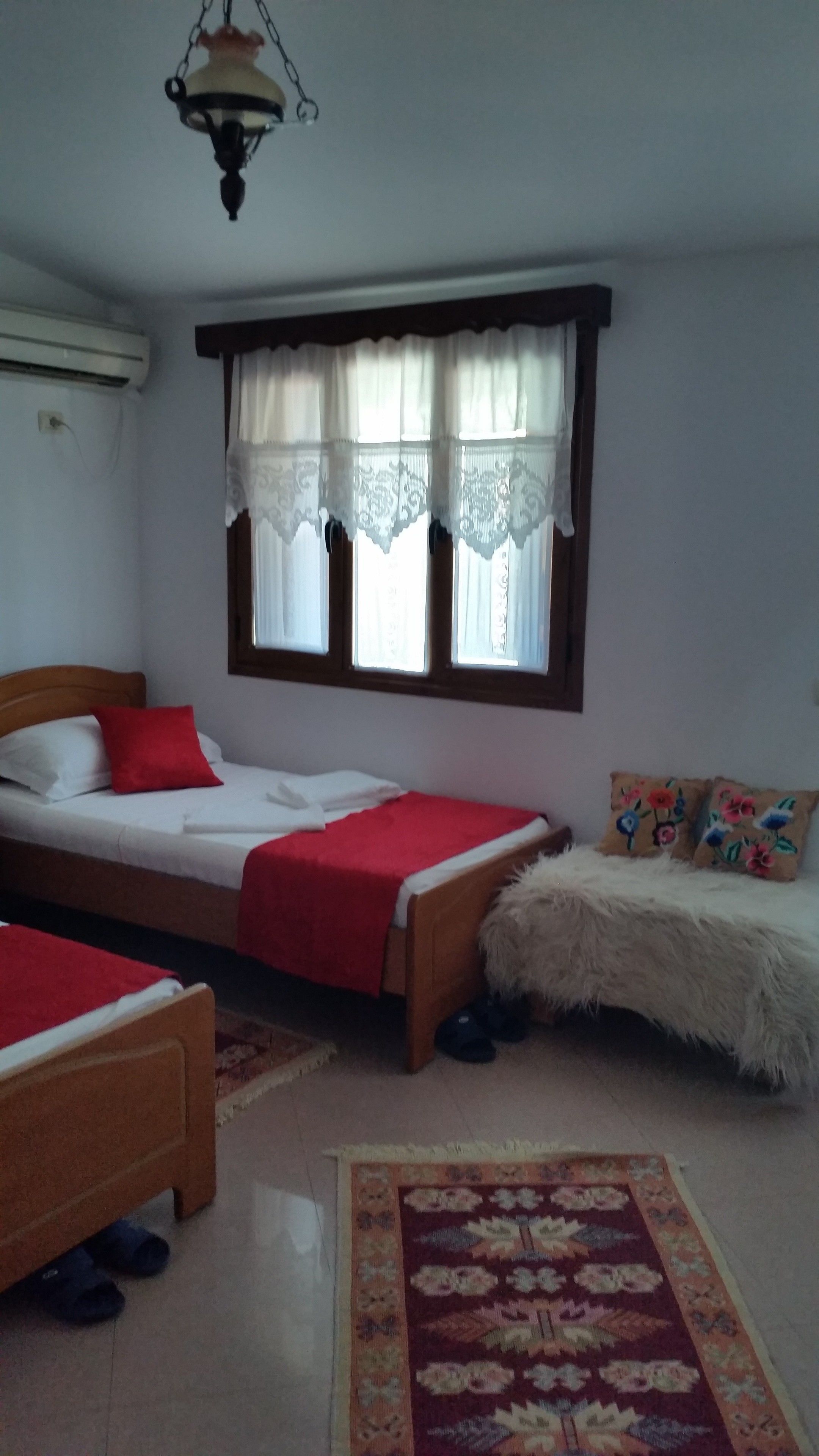 standard single room | down duvets, minibar, individually decorated, desk