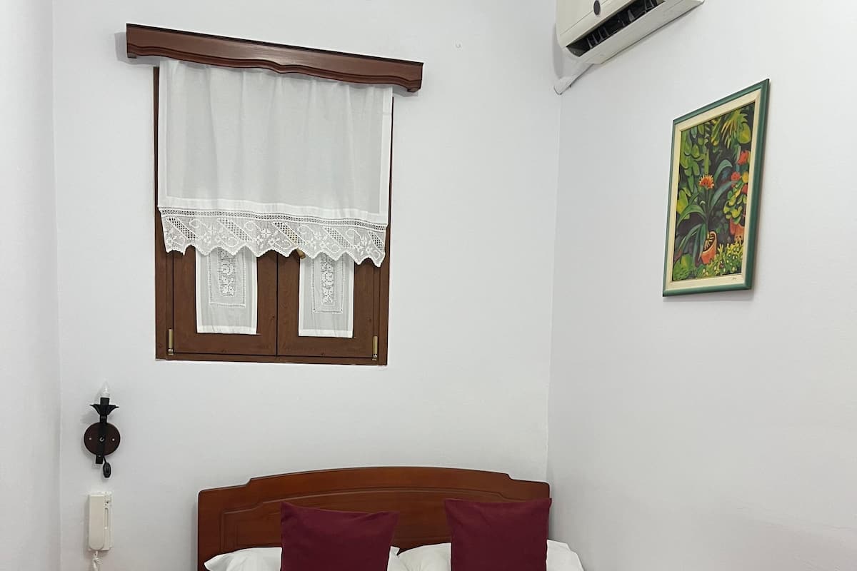 ألحفة محشوة بالريش وميني بار وبديكورات فريدة لكل غرفة ومكتب