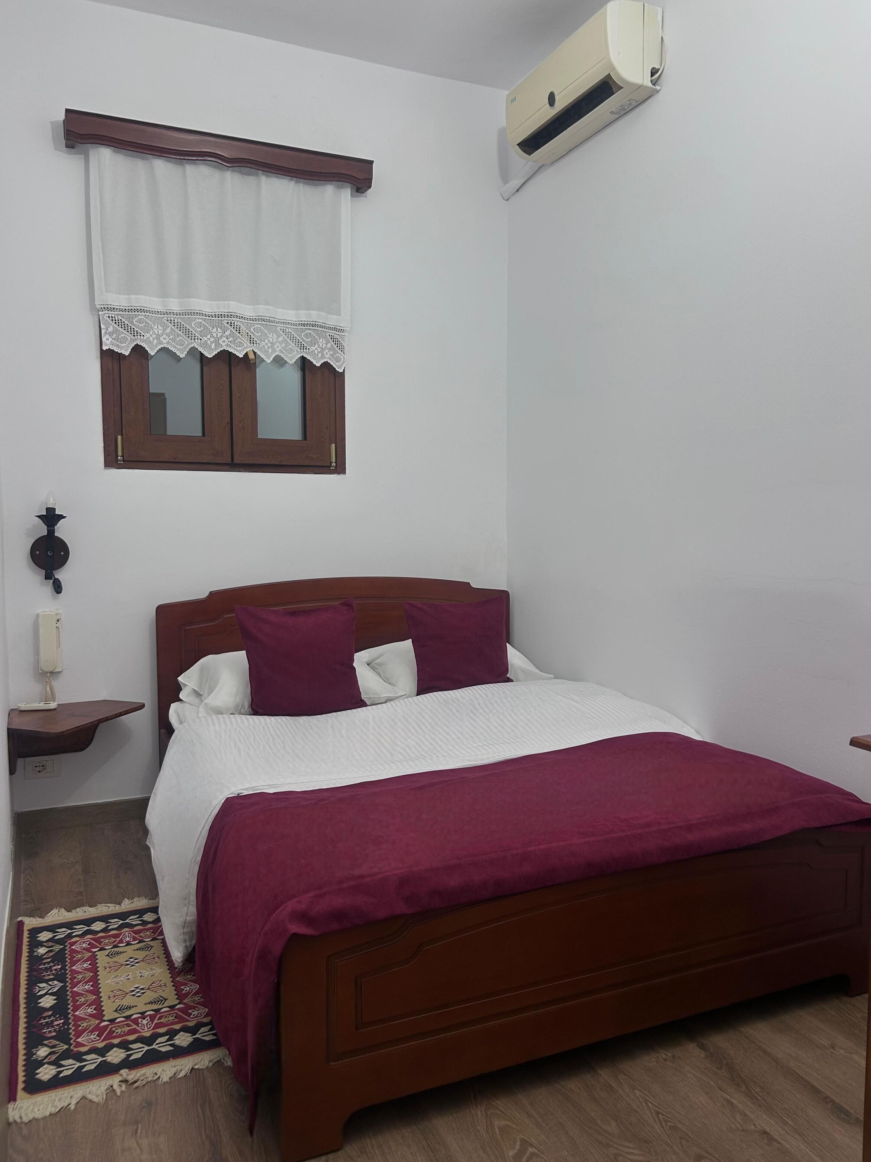 Habitación básica doble | Edredón, minibar, decoración personalizada y escritorio 