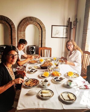 Tägliches großes Frühstück (600 ALL pro Person)