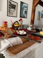 Desayuno completo todos los días (con cargo) 