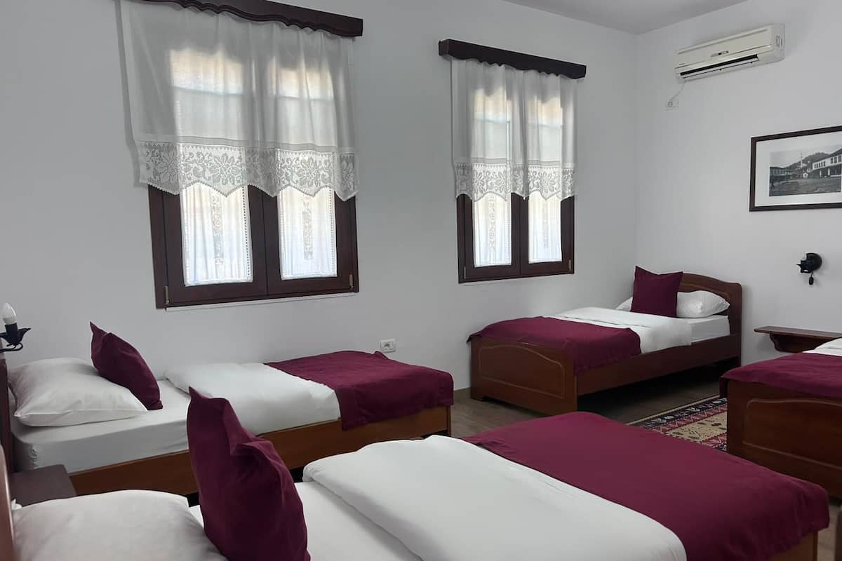 Habitació quàdruple Deluxe | Cobrellits, minibar, decoració individual i escriptori