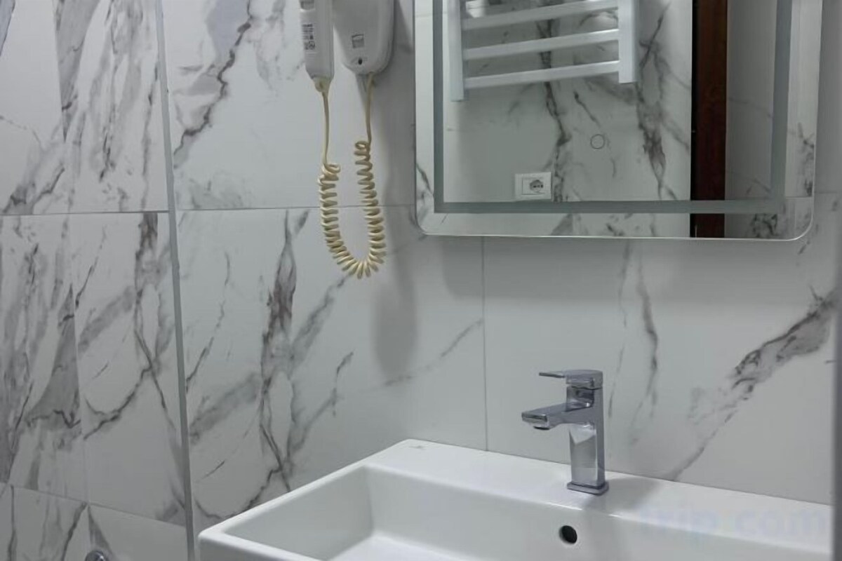 Bañera y ducha independientes, artículos de tocador gratuitos