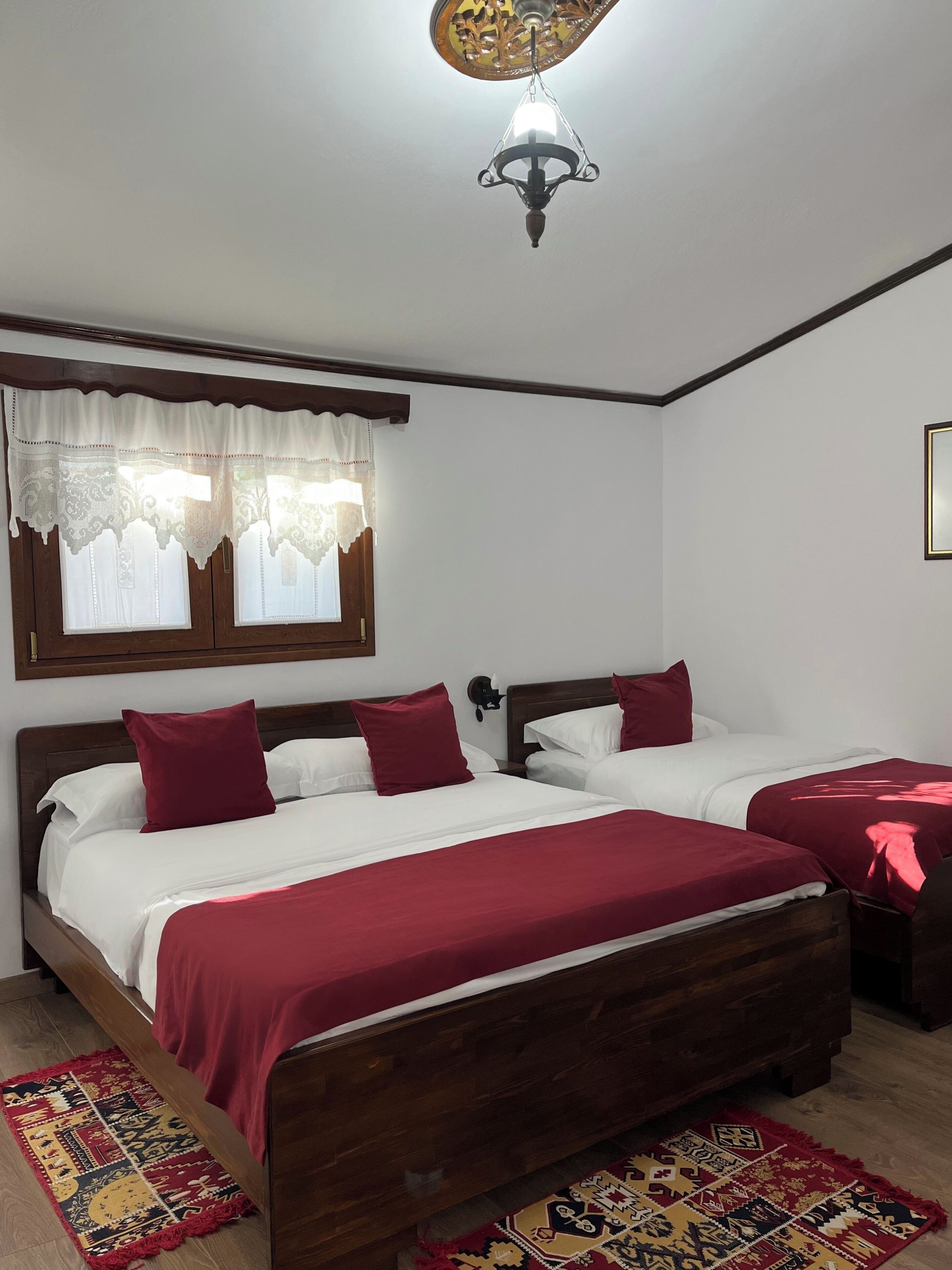 ألحفة محشوة بالريش وميني بار وبديكورات فريدة لكل غرفة ومكتب