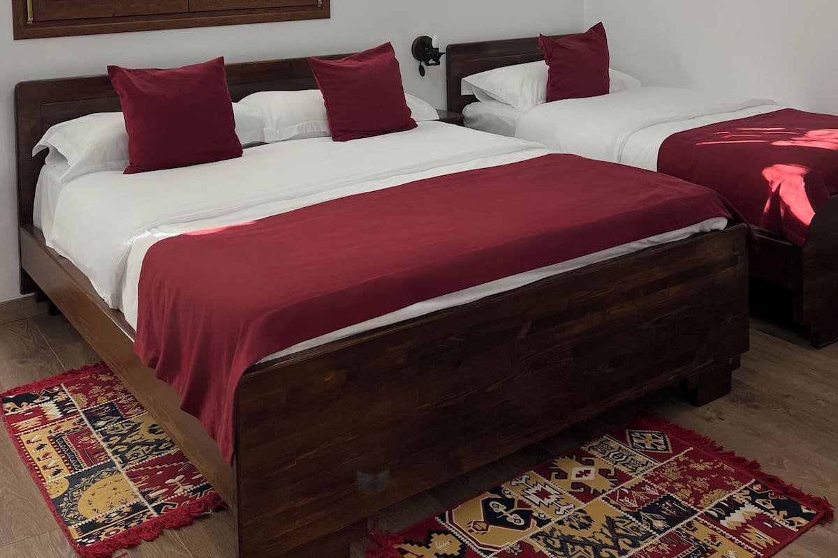 ألحفة محشوة بالريش وميني بار وبديكورات فريدة لكل غرفة ومكتب