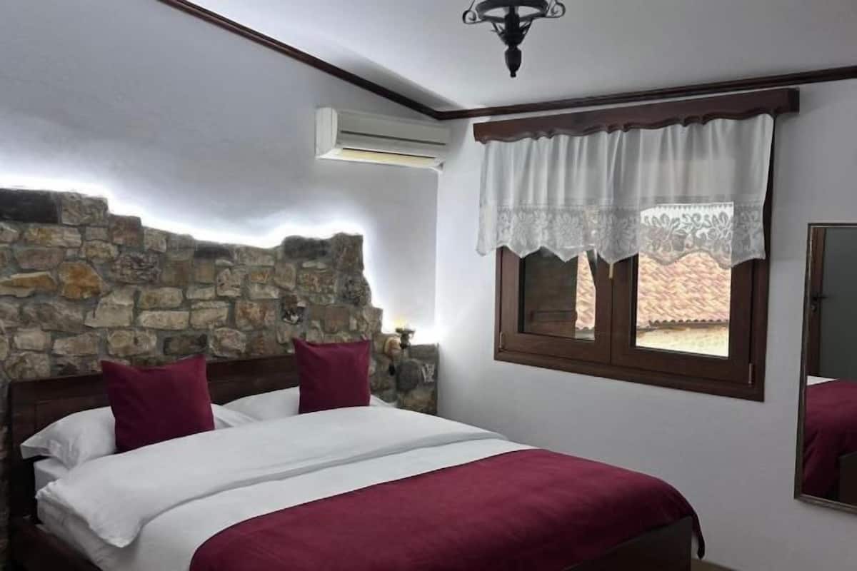 Untuvapeitot, minibaari, yksilöllisesti sisustettu, työpöytä