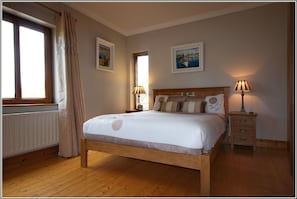 1 dormitorio, mobiliario individual, sistema de insonorización