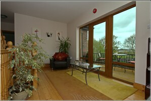 Área de estar no saguão