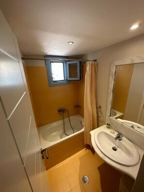 Standard Room | Bathroom | Shower, hair dryer - Villa Roussa (Santorini)