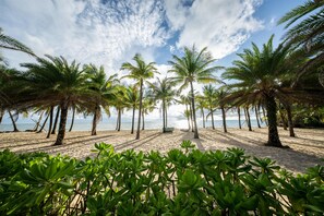 On the beach, sun-loungers, beach umbrellas, beach towels - WorldHotels Long Beach Resort Phu Quoc (Phu Quoc)