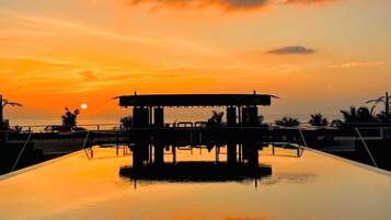 3 hồ bơi ngoài trời, dù/ô trên bãi biển/hồ bơi, ghế dài tắm nắng