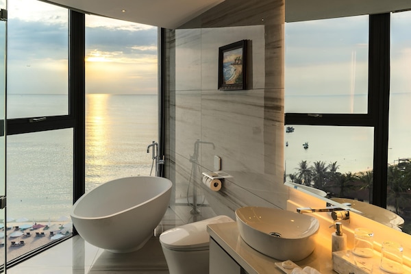 Family Suite 2 Bedroom | Bathroom | Combined shower/tub, free toiletries, hair dryer, slippers