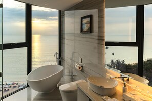 Family Suite 2 Bedroom | Bad | Kombinert dusj/badekar, toalettartikler (inkludert), hårføner og tøfler