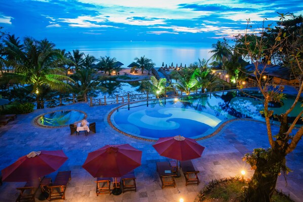 Indoor pool, outdoor pool, pool umbrellas, pool loungers - WorldHotels Long Beach Resort Phu Quoc (Phu Quoc)