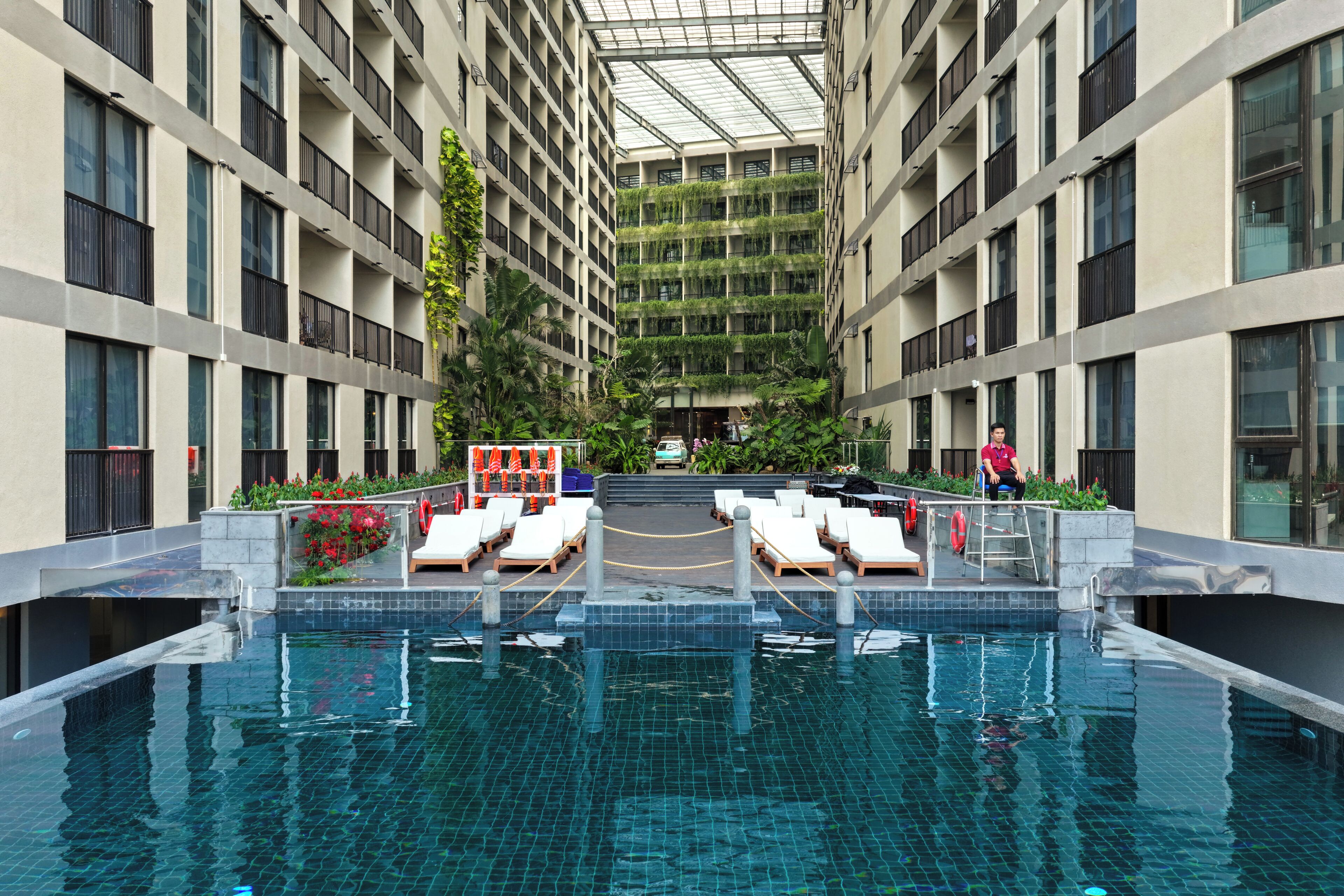 3 outdoor pools, pool umbrellas, pool loungers