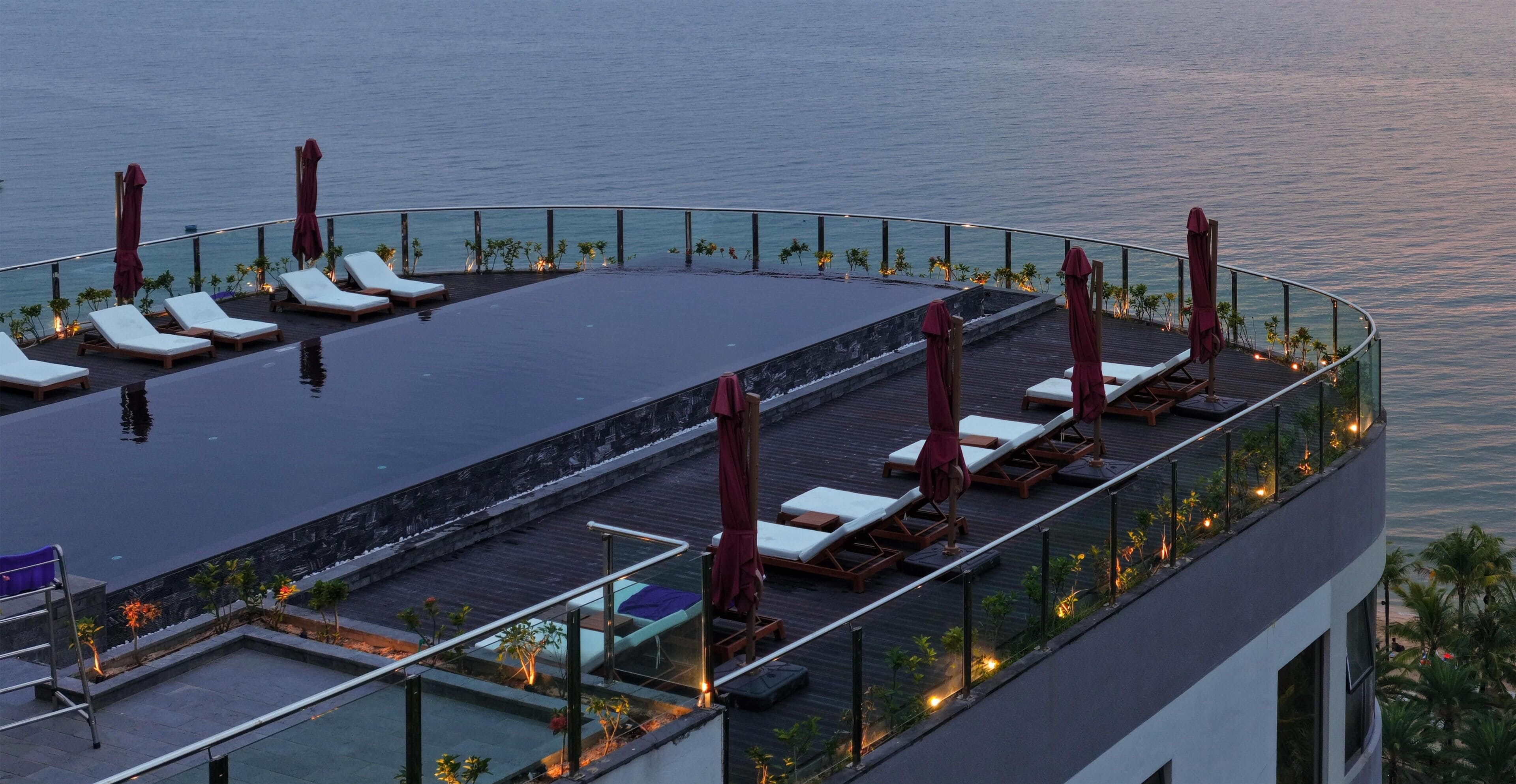 3 hồ bơi ngoài trời, dù/ô trên bãi biển/hồ bơi, ghế dài tắm nắng 