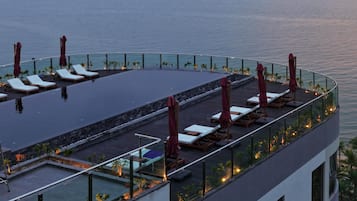 3 hồ bơi ngoài trời, dù/ô trên bãi biển/hồ bơi, ghế dài tắm nắng