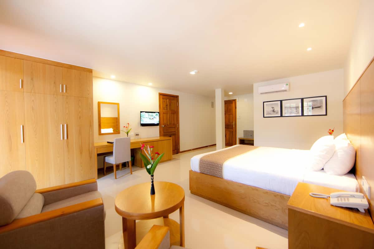 Premium bedding, minibar, in-room safe, desk