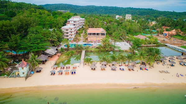 Plage, chaises longues, parasols, serviettes de plage