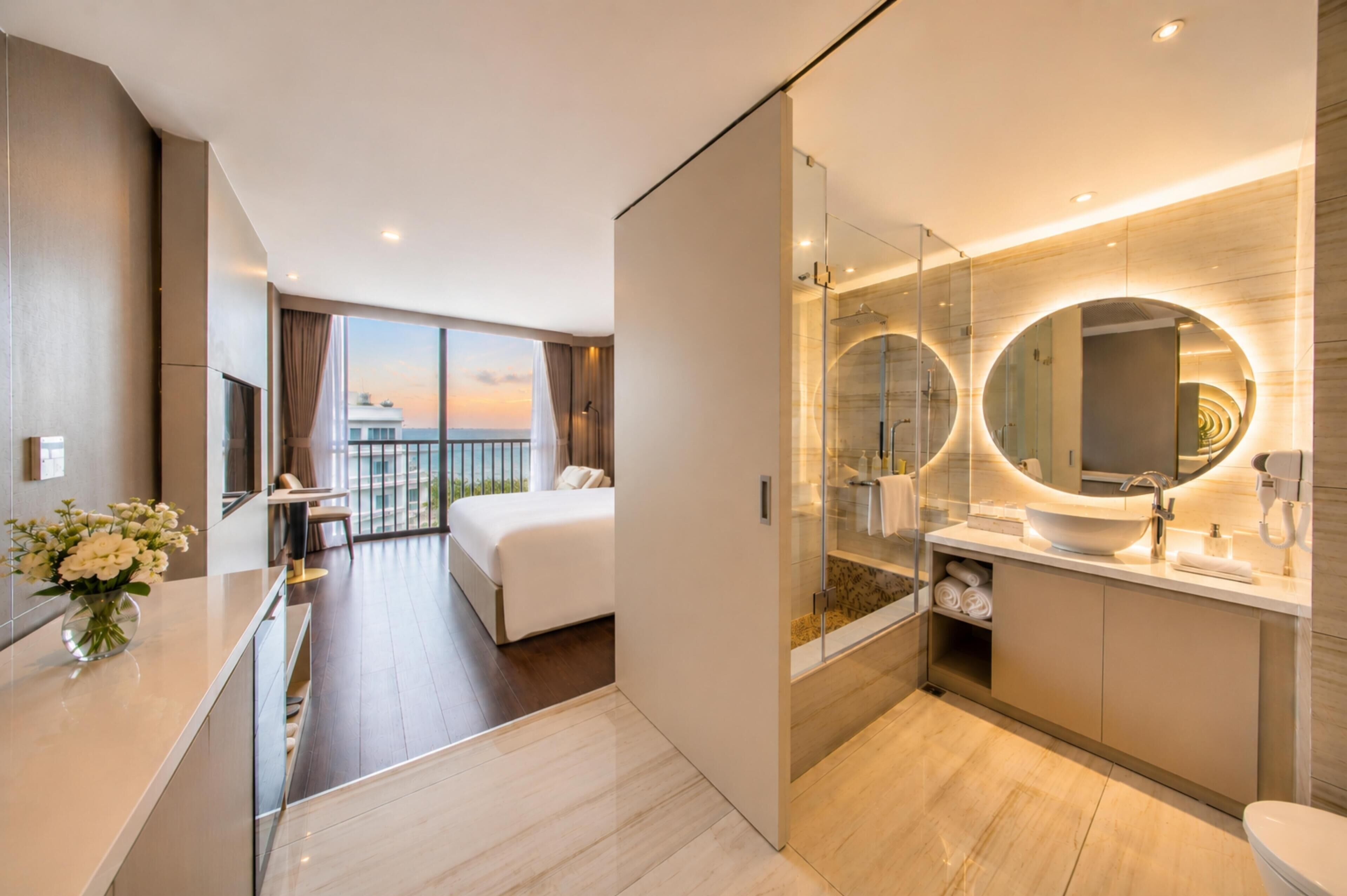 Deluxe King Ocean View | Premium bedding, minibar, in-room safe, desk