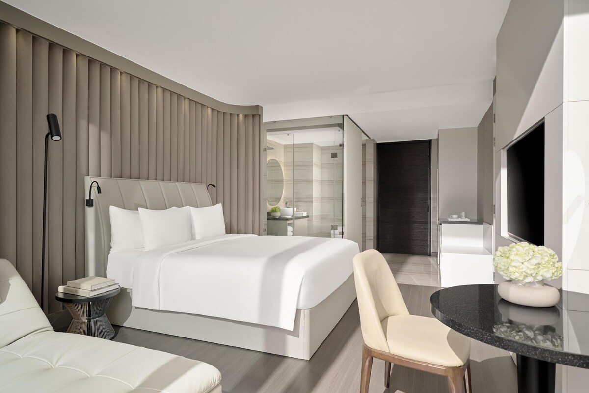 Premium Room, 1 King Bed, Non Smoking, Sea View (with Sofabed) | Premium bedding, minibar, in-room safe, desk