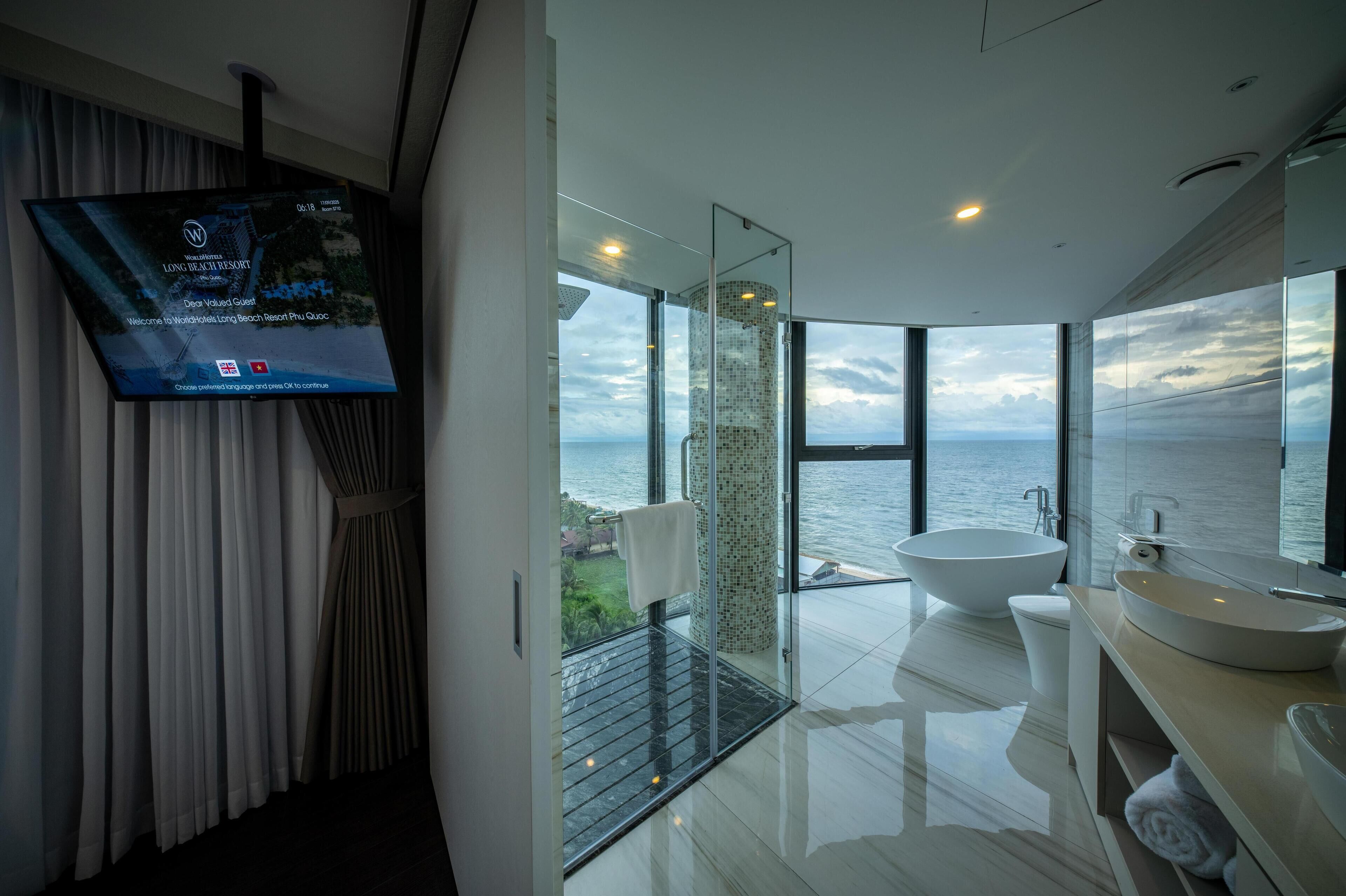 Family Suite 2 Bedroom | Bathroom | Combined shower/tub, free toiletries, hair dryer, slippers