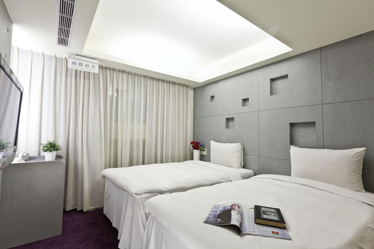 Twin kamer, 2 eenpersoonsbedden | Luxe beddengoed, een kluis op de kamer, een bureau, gratis wifi