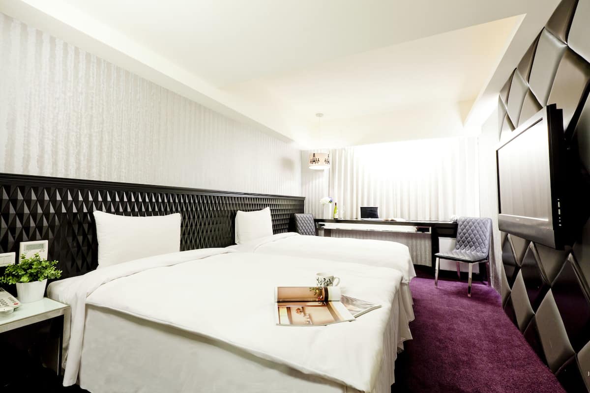Design driepersoonskamer | Luxe beddengoed, een kluis op de kamer, een bureau, gratis wifi