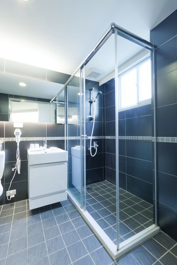 Twin kamer, 2 eenpersoonsbedden | Luxe beddengoed, een kluis op de kamer, een bureau, gratis wifi