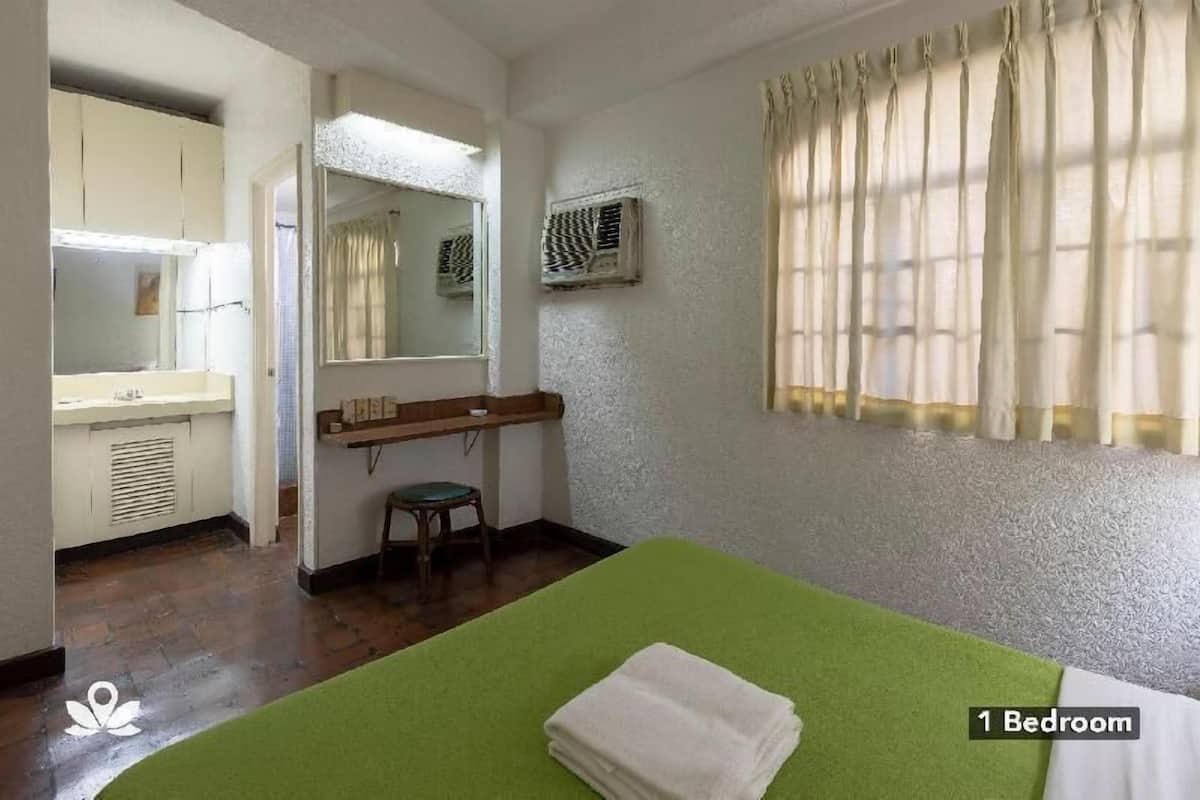 Desk, soundproofing, rollaway beds, free WiFi