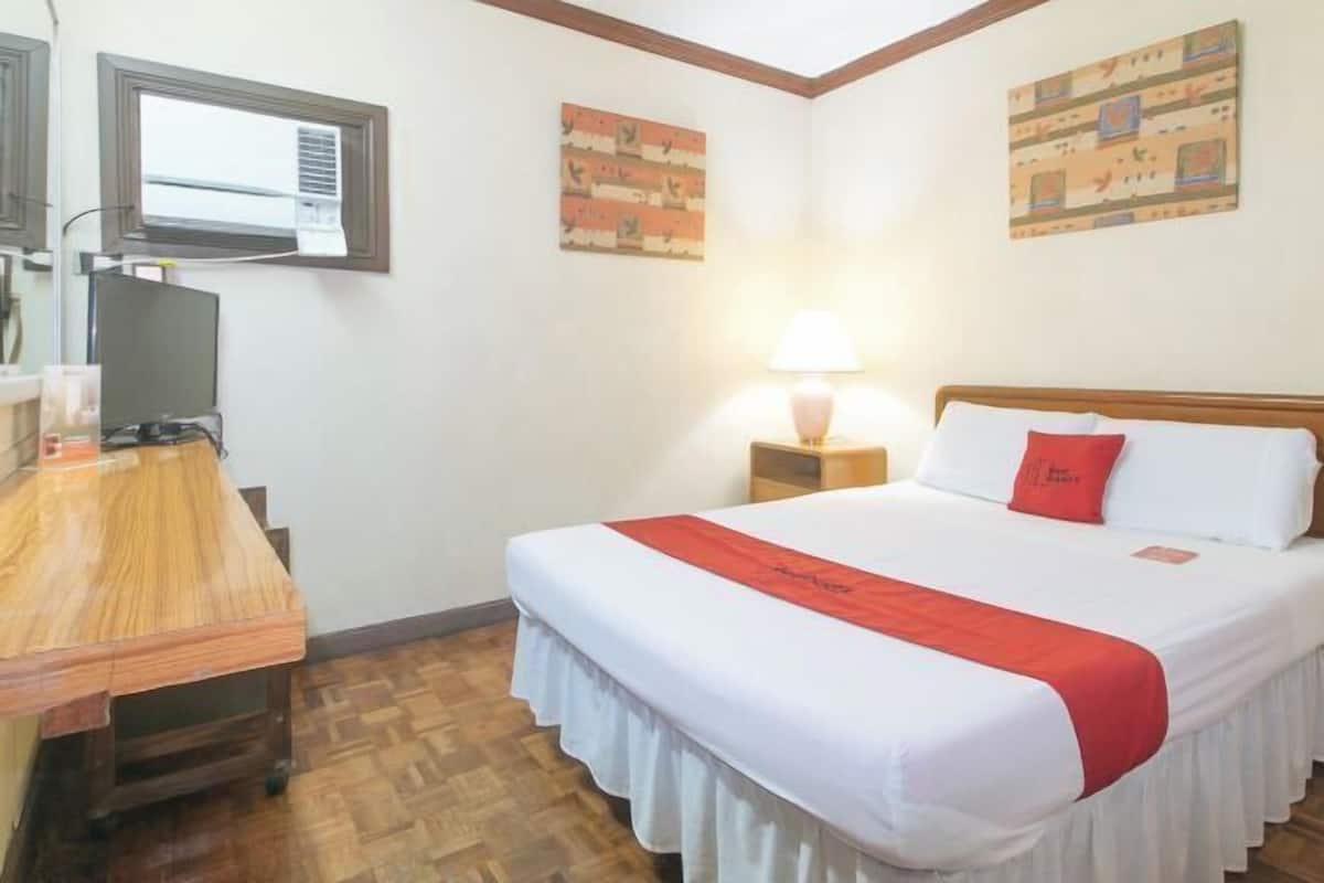 Desk, soundproofing, rollaway beds, free WiFi