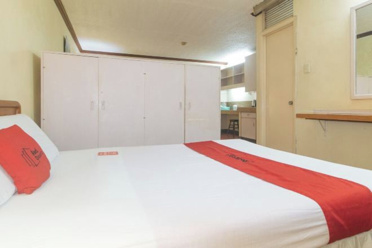 Desk, soundproofing, rollaway beds, free WiFi