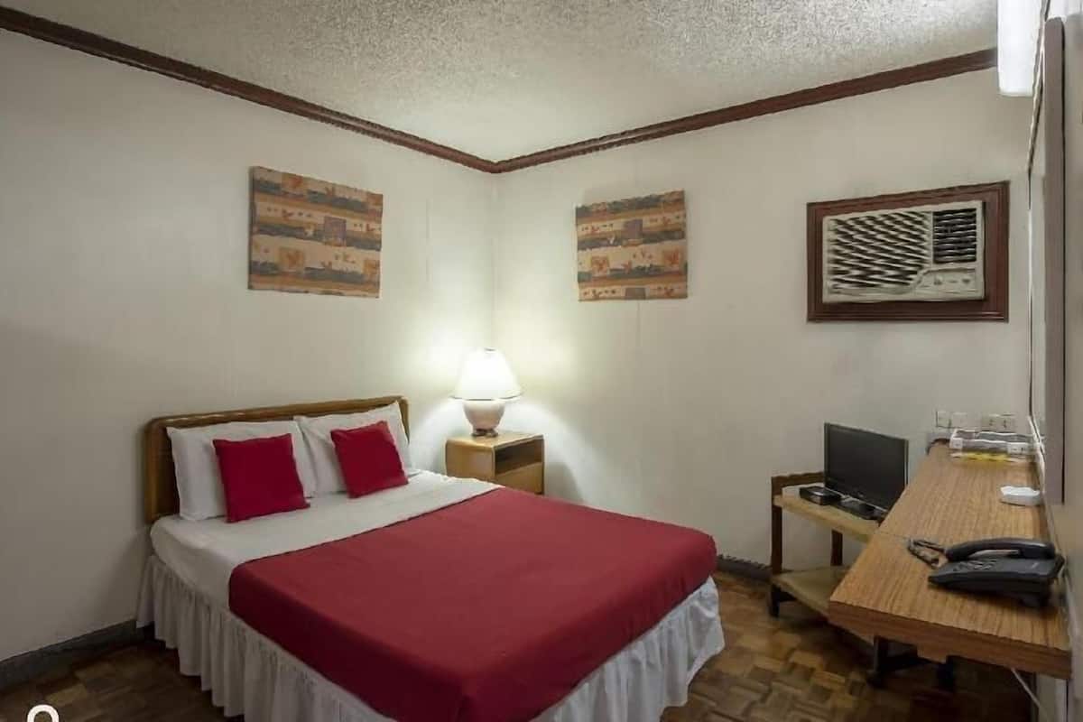 Desk, soundproofing, rollaway beds, free WiFi