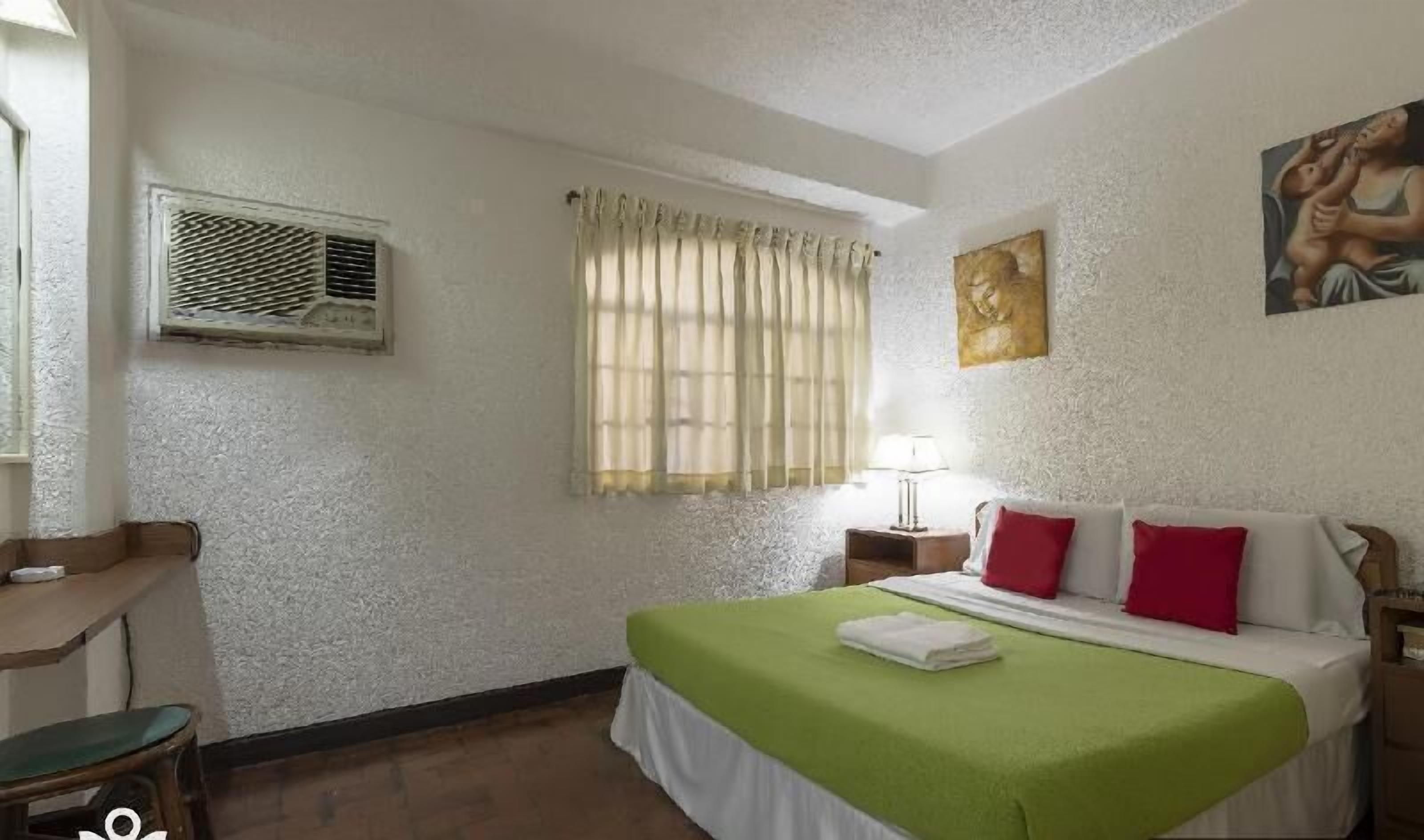 Desk, soundproofing, rollaway beds, free WiFi