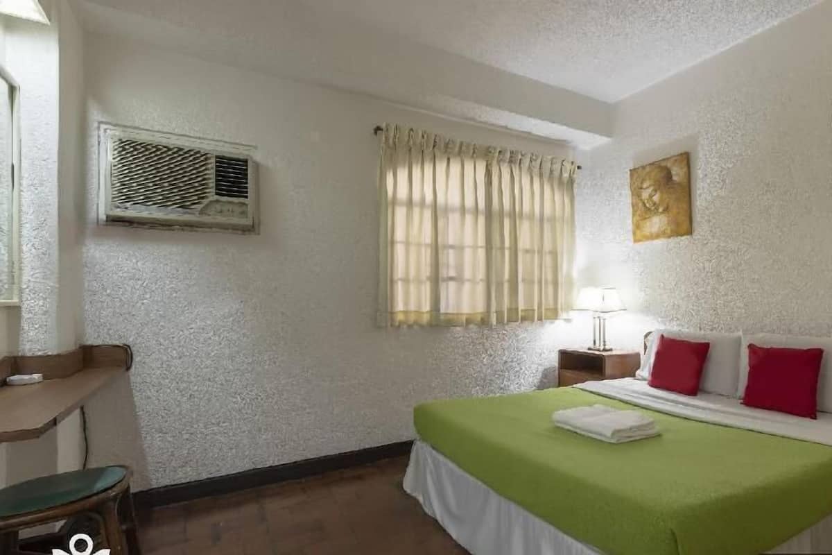 Desk, soundproofing, rollaway beds, free WiFi
