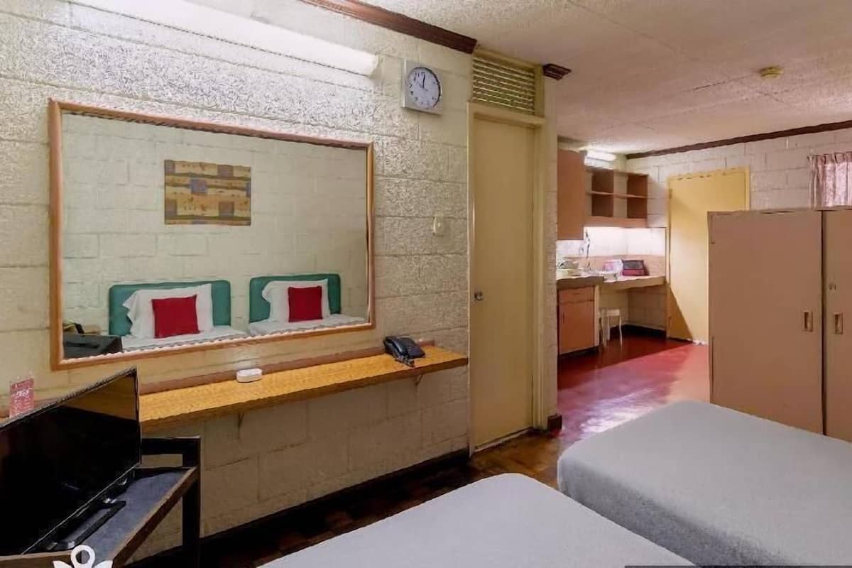 Desk, soundproofing, rollaway beds, free WiFi