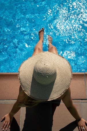 Outdoor pool. Aparthotel Aura Park Fira Barcelona