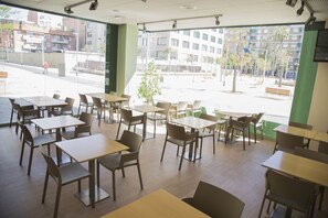 Päivittäinen buffetaamiainen (13 EUR per henkilö)