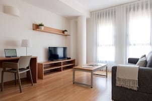 Business Apartment, 1 Katil Ratu (Queen) (1 Adult) | Peralatan tempat tidur premium, gebar bulu kapas, peti besi dalam bilik 
